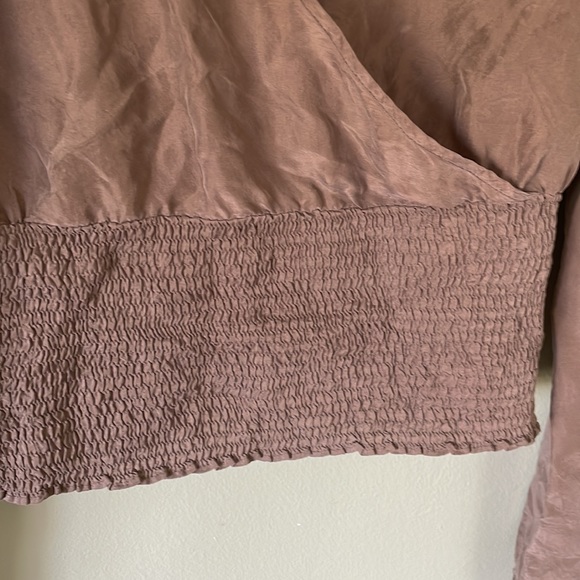 EUC banana republic silk blouse XS fits well for a busty small too - Picture 3 of 3